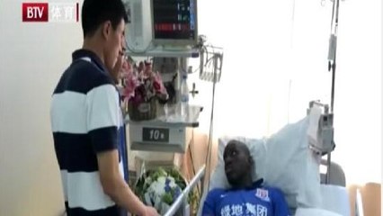 Demba Ba reçoit la visite du joueur qui l'a blessé à l’hôpital