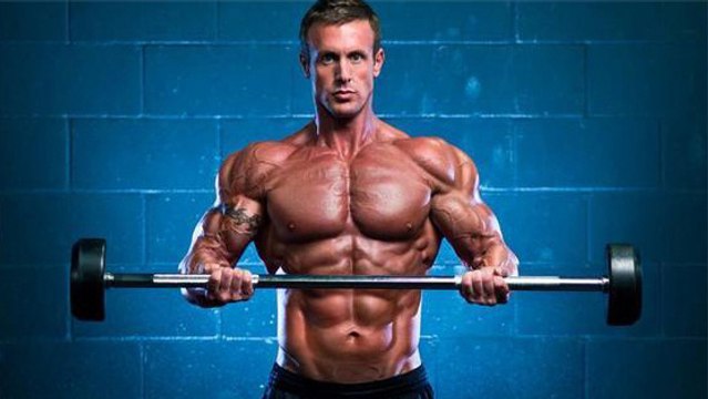 Le massif Brandan Fokken vous explique comment vous tailler des énormes pecs