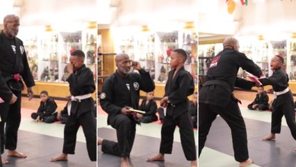 Un professeur d'arts martiaux donne une superbe leçon de persévérance à un élève