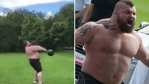 Eddie Hall lance d'énormes kettlebells entre les perches avec une facilité déconcertante
