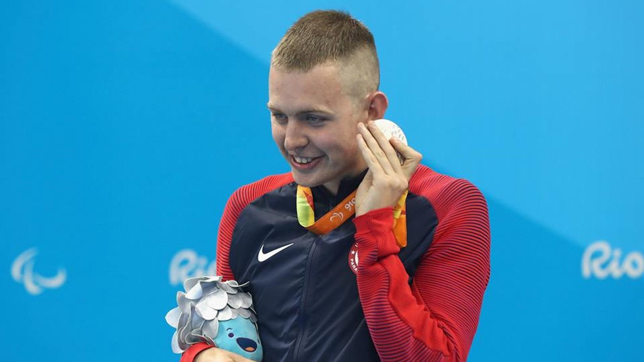 Pourquoi les athlètes paralympiques collent-ils leur médaille contre l'oreille ?