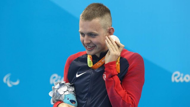 Pourquoi les athlètes paralympiques collent-ils leur médaille contre l'oreille ?
