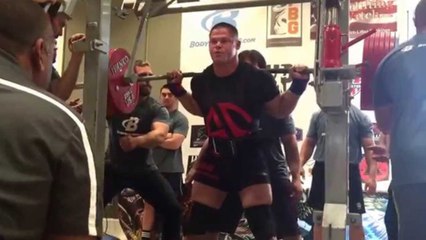 Un powerlifter manque de se briser les jambes avec 375 kilos en squat