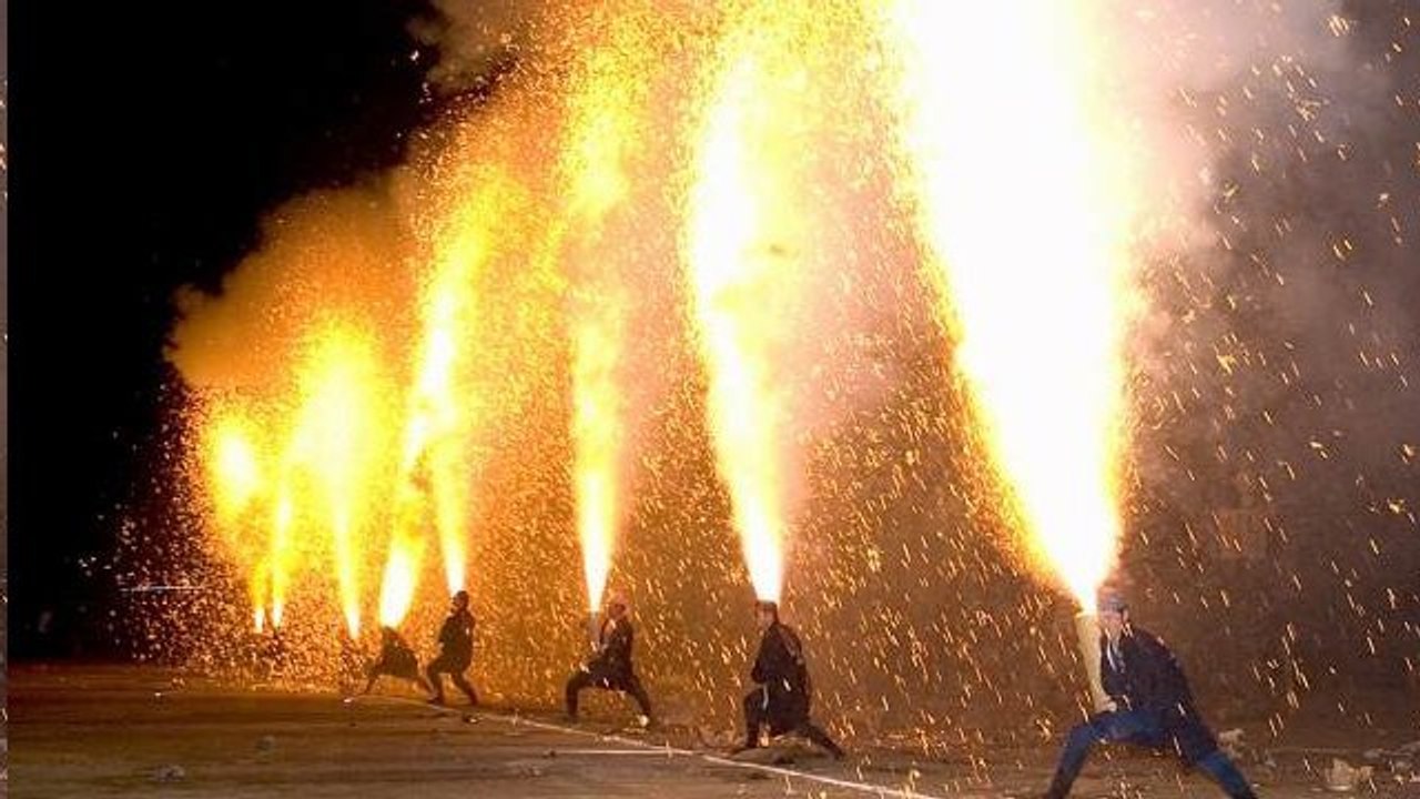 Tezutsu Hanabi : L'impressionnant et dangereux spectacle de pyromanie japonais