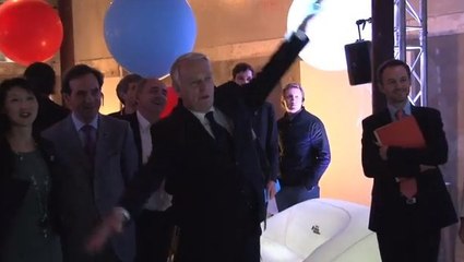 Jean-Marc Ayrault : Le Premier ministre bouge son corps et teste la KissKiss Machine