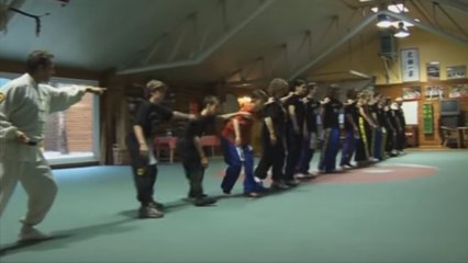 Un autre maître de "mytho jitsu" en action fait croire ce qu'il veut à ses élèves