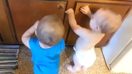 Ces bébé jumeaux s'amusent comme des fous avec un élastique en caoutchouc