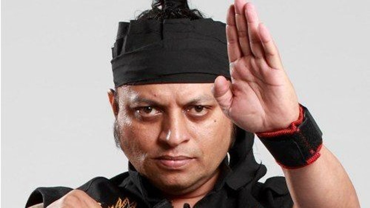 En un coup de pied, Mak Yuree arrive à casser trois battes de baseball