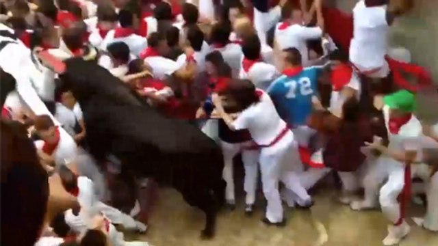 Un lâcher de taureaux lors des Fêtes de San Fermín en Espagne blesse 23 personnes