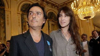 Yvan Attal demande la main de Charlotte Gainsbourg devant les caméras