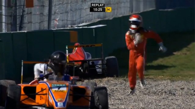 Formule 4 : Robin Brezina poursuit Oliver Söderström après un accident