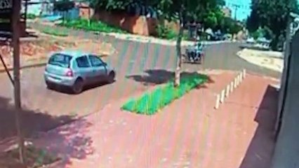 Câmera de segurança flagra acidente registrado no Bairro Morumbi, em Cascavel
