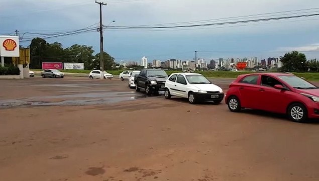 Com a alta do preço dos combustíveis, grandes filas se formam em postos de Cascavel