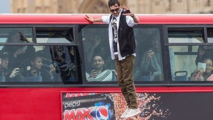 Steven Frayne défie les lois de la gravité en lévitant à côté d'un bus à Londres