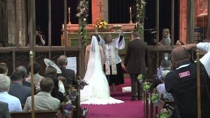 Un flashmob durant un mariage est dirigé par le révérend