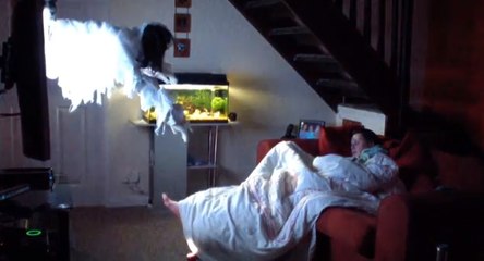 Il fait croire à sa copine que le fantôme de The Ring sort de la télé !