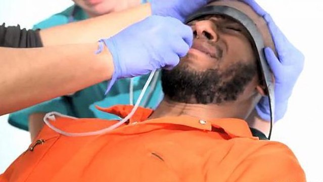 Par solidarité, Mos Def subit le gavage des détenus de Guantanamo dans une vidéo choc
