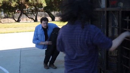 Le magicien Andy Gross fait croire à tout le monde que son corps est coupé en deux