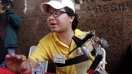 Handicapé, Angel Sanguino s'est construit un bras robotique en guise de prothèse