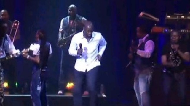 Omar Sy : Earth, Wind and Fire l'invite sur scène et le fait danser sur September