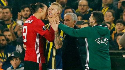 Zlatan Ibrahimovic s'en prend violemment à Simon Kjaer et à l'arbitre !