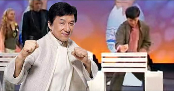Jackie Chan casse des plaques de ciment sans abîmer l'oeuf dans sa main