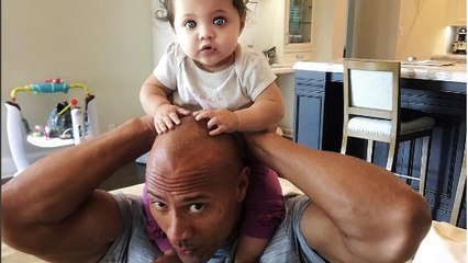 The Rock donne une leçon de vie à sa fille, qui lui fait ses besoins dessus en réaction !