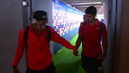 Neymar piège Luis Suarez avant une rencontre du Barça