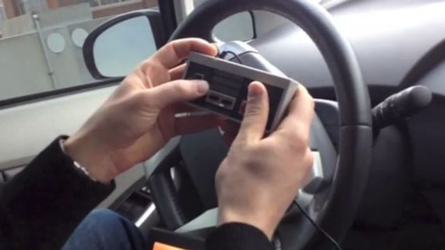 Ils pilotent une Toyota Prius avec une manette Nintendo