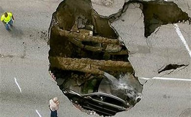 Etats-Unis : Pamela Knox et sa voiture happées par un trou géant formé au milieu de la route