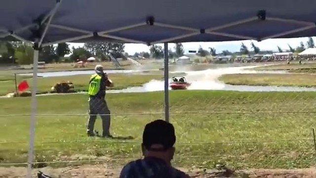 Regardez ce bateau de course sortir de l'eau à pleine vitesse et venir percuter les spectateurs
