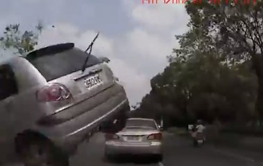 Regardez cette voiture foncer droit dans un pare-brise