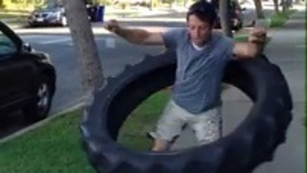 Paul ''Dizzy Hips'' fait du hula hoop avec un pneu de 45 kilos !