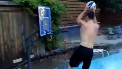 Une bande d'amis réalise une impressionnante chorégraphie avec un ballon de basket