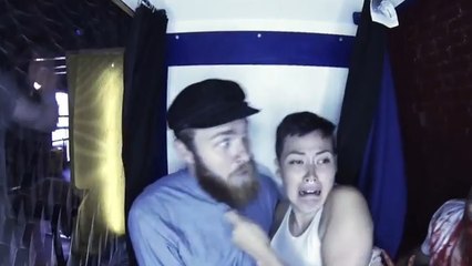 Piégés dans un photomaton, ils sont attaqués par des zombies