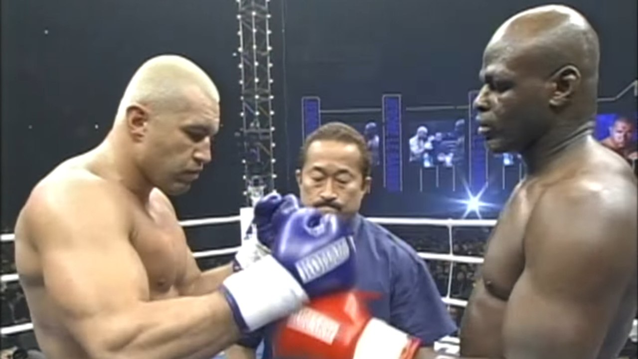 Jérôme Le Banner et Ernesto Hoost se livre un combat mythique lors du K1 2002