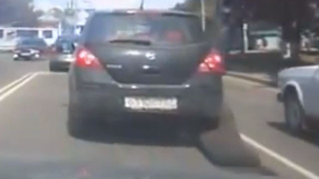 Russie : cette voiture arrache littéralement la route sur son passage