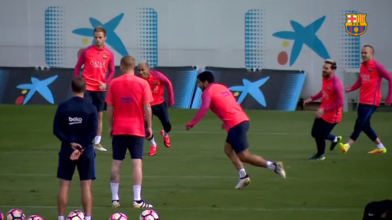 Lionel Messi, Neymar et Luis Suarez ne parviennent pas à récupérer la balle au jeu du toro