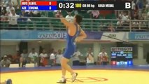 Le lutteur azerbaïdjanais Rasul Chunayev fait une danse originale pour célébrer sa victoire