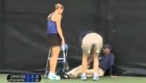Tennis : Olga Puchkova frappe une balle de rage et assomme un juge de ligne