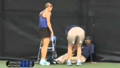 Tennis : Olga Puchkova frappe une balle de rage et assomme un juge de ligne