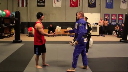 Un bodybuilder prend le risque de se battre contre plusieurs ceintures noires de jiu jitsu brésilien
