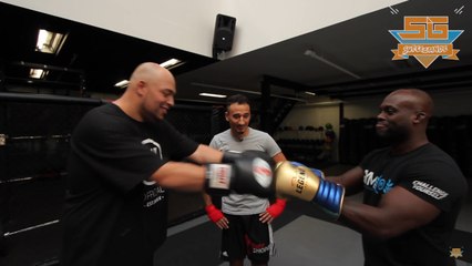 Melvin Manhoef met la misère à Qucee, un Youtubeur poids lourds