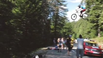Tour de France 2013 : En VTT, Romain Marandet saute par-dessus les coureurs