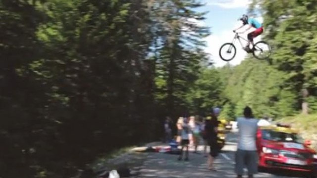 Tour de France 2013 : En VTT, Romain Marandet saute par-dessus les coureurs