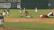 Baseball : Un parachutiste rate son atterrissage percute Mattingly Romanin en plein match