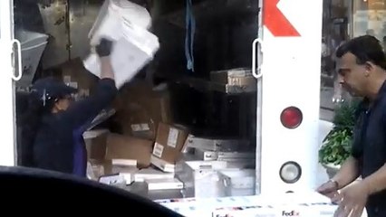 Ces employés FedEx jettent les colis sans ménagement
