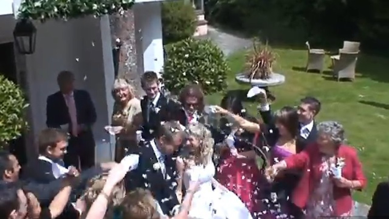 En plein mariage, une grand-mère jette son verre sur la mariée au lieu des confettis