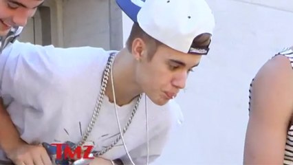 Justin Bieber : Le chanteur crache sur ses fans depuis le balcon de son hôtel