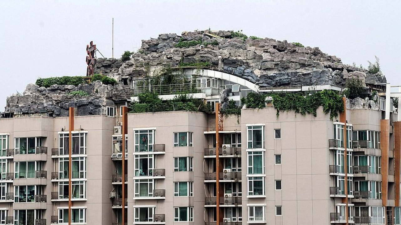 Pékin : Il se fait construire une maison sur le toit d'un immeuble transformé en colline rocheuse
